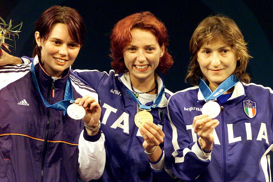 Valentina Vezzali e Giovanna Trillini con l&#39;oro e il bronzo di Sydney (Ansa)